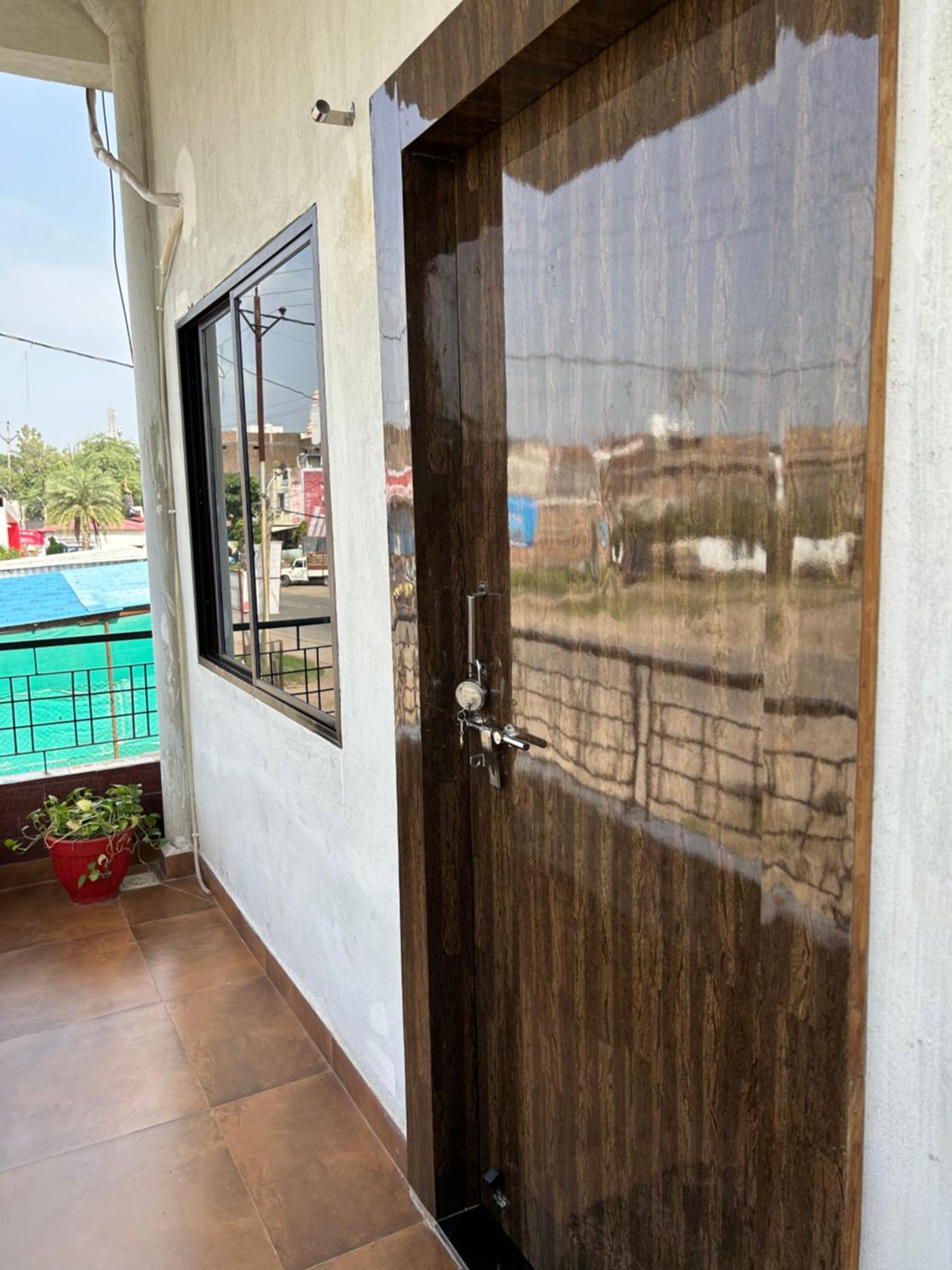 Hotel Shri Kunj Ujjain Bagian luar foto
